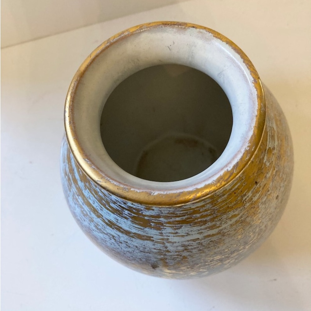22kt gold accented vase 20.00’for the set. Made out of clay. And distressed